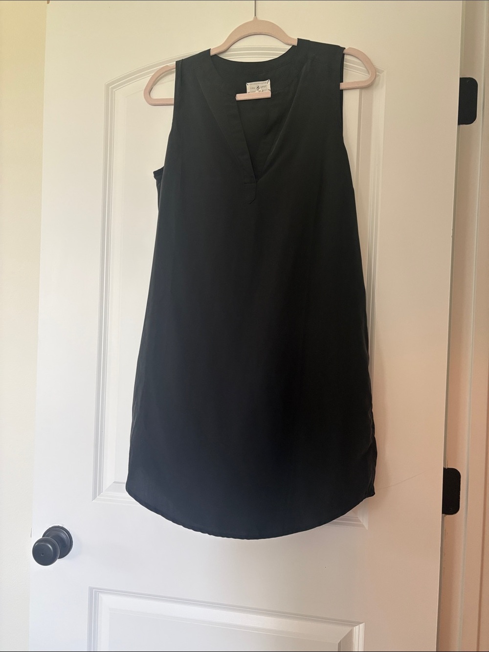 Lou & Grey Black Sleeveless V-Neck Shift Dress